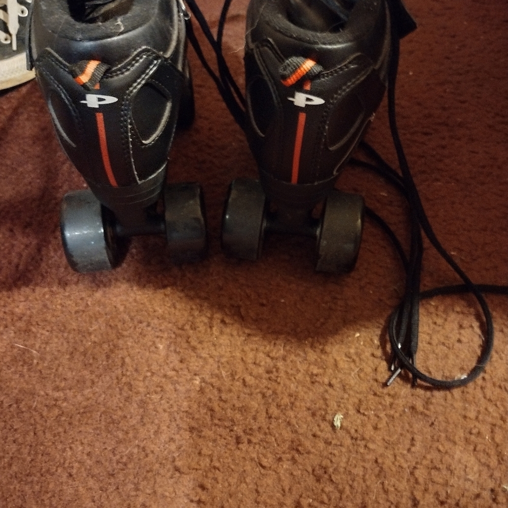 Skates - Picture 2 of 4